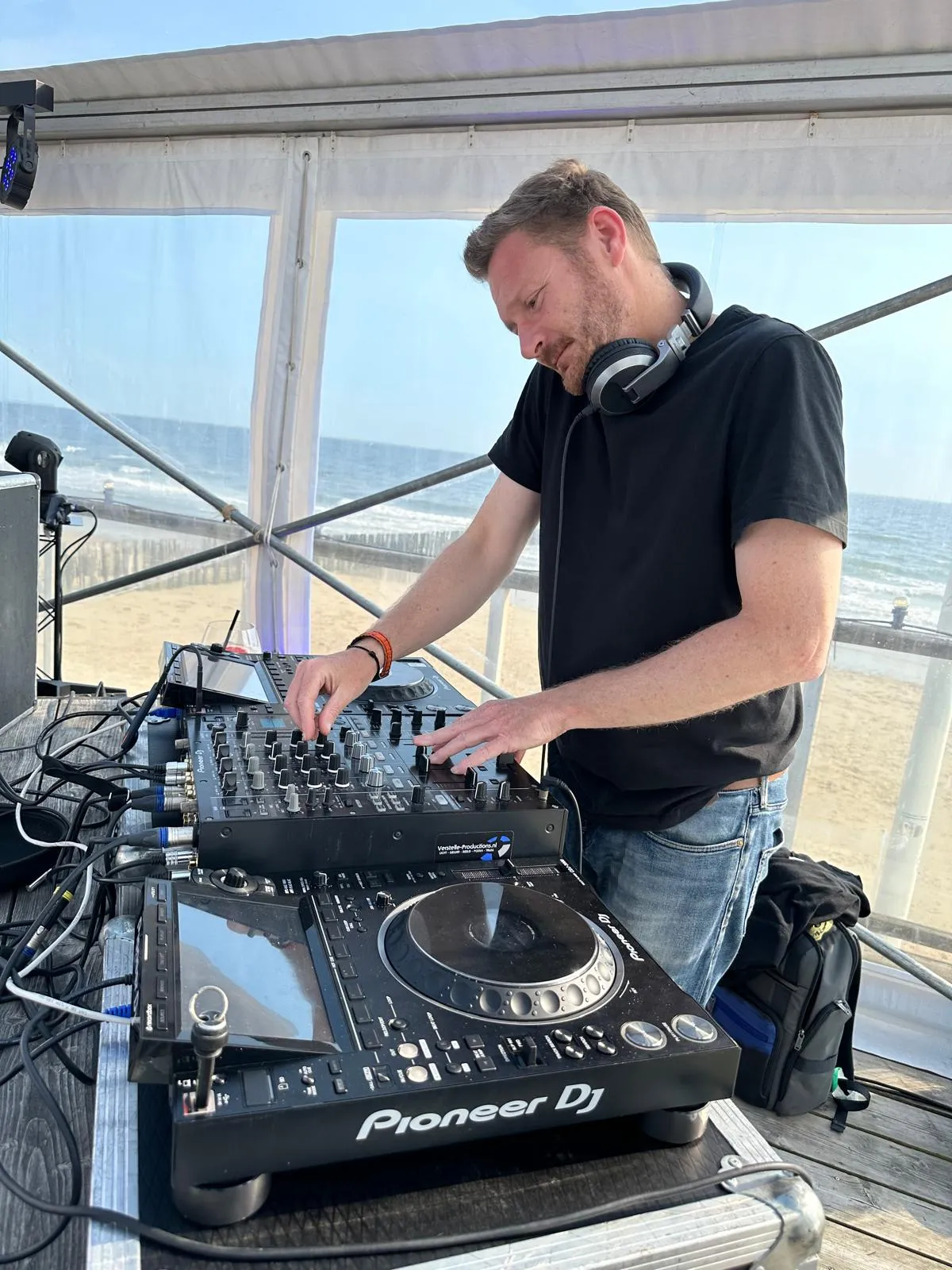 Jack Orange performing