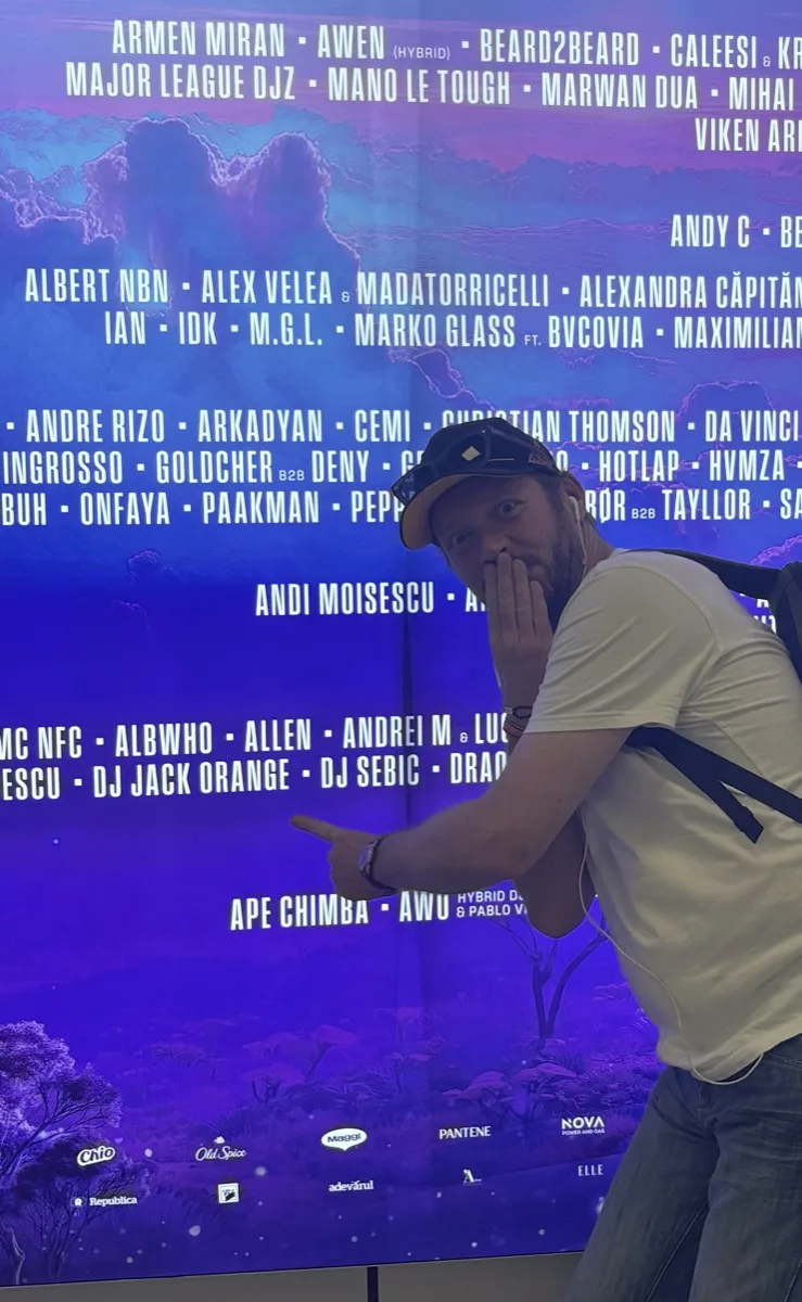 Jack Orange wijst naar zijn eigen naam, DJ Jack Orange, op de Tramvai Stage line-up van UNTOLD 2026