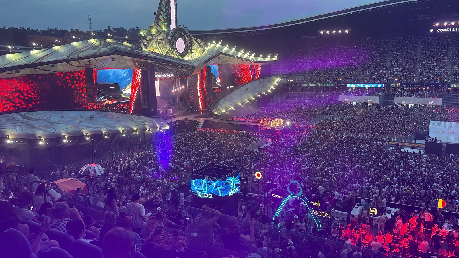 De mainstage van UNTOLD 2026 in Cluj Arena, gezien vanaf de tribune, met een volle arena in paars en rood licht