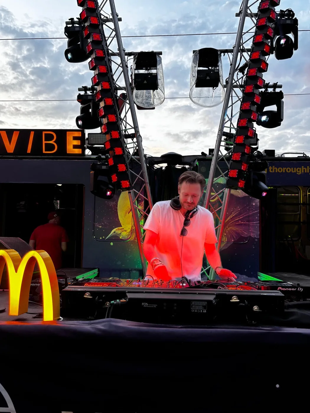 Jack Orange achter de Pioneer DJ-set op de Tram Stage van UNTOLD 2026, met rode lampen boven het podium
