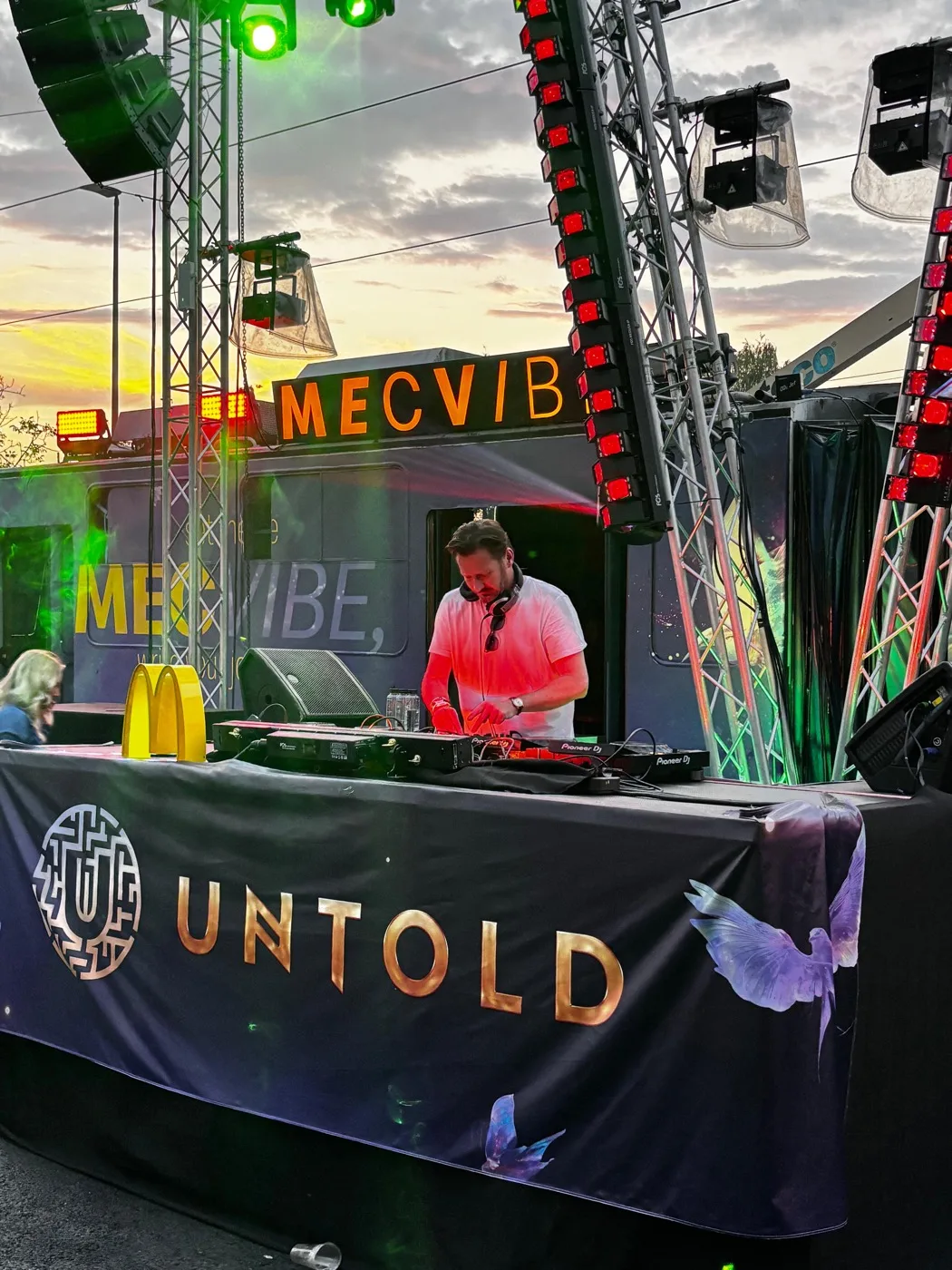 Jack Orange achter de decks op de Tram Stage van UNTOLD 2026